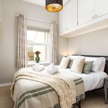New Beautiful-ground Floor-redland Flat-parking-by Fabaccommodation