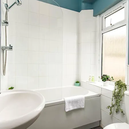 New Beautiful-ground Floor-redland Flat-parking-by Fabaccommodation Apartment