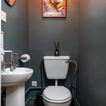 Apartment New Beautiful-ground Floor-redland Flat-parking-by Fabaccommodation