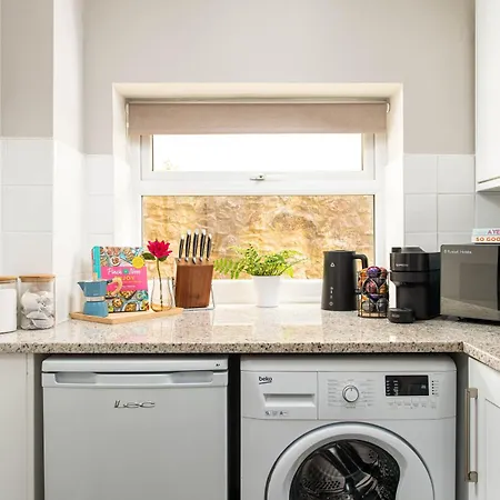 New Beautiful-ground Floor-redland Flat-parking-by Fabaccommodation Apartment