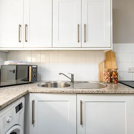 New Beautiful-ground Floor-redland Flat-parking-by Fabaccommodation Apartment